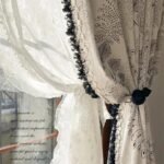 rideau blanc et noir a motifs pour une ambiance romantique oeillets 461 1