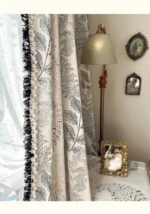 rideau blanc et noir a motifs pour une ambiance romantique oeillets 881 1