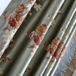 rideau occultant ocreza gris perle brode de roses elegantes 150 x 550 1