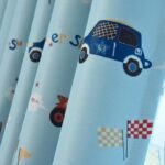 rideau occultant paroo bleu pour enfant avec motifs voitures 105 1