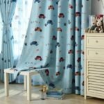 rideau occultant paroo bleu pour enfant avec motifs voitures 483 1