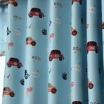 rideau occultant paroo bleu pour enfant avec motifs voitures 961 1