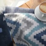 rideau occultant rinnan en toile avec motifs chevrons elegants bleu 259 1