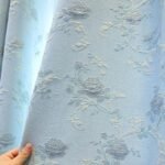 rideau occultant saato a motif floral en tons bleus sur toile ecrue 283 1