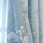 rideau occultant saato a motif floral en tons bleus sur toile ecrue 328 1