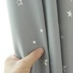 rideau occultant tana gris clair avec etoiles brillantes 100 x 125 763 1