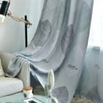 rideau opaque zarima en gris pale avec motifs de palmes occultant 101 1
