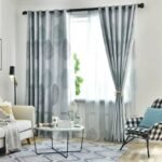 rideau opaque zarima en gris pale avec motifs de palmes occultant 813 1
