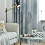 rideau opaque zarima en gris pale avec motifs de palmes occultant 857 1