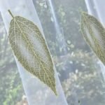 rideau voilage aranga avec motifs de feuilles pour une ambiance nature 975 1
