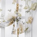 Rideau Voilage Barina : Roses Pour Petite Fenêtre élégante